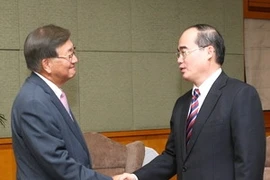 El viceprimer ministro vietnamita Nguyen Thien Nhan, y el director de la Organización Mundial de Salud en Pacífico Occidental, Shin Young-soo (Fuente:VNA)