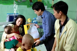 Entrgen obsequios a víctima de cáncer en el Hospital Central de Pediatría (Fuente: VNA)