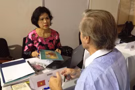 Representante de la Oficina Comercial de Vietnam atendió a un cliente en la Fiar 2015 (Fuente: VNA)