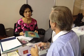 Representante de la Oficina Comercial de Vietnam atendió a un cliente en la Fiar 2015 (Fuente: VNA)