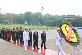 Los máximos dirigentes del Partido Comunista y de la Asamblea Nacional rindieron hoy homenaje póstumo al presidente Ho Chi Minh (Fuente:VNA)