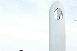 El embajador de Vietnam en Francia, Duong Chi Dung, en la ceremonia ianugural de la plaza Acuerdo de París y el monumento Símbolo por la Paz (Fuente: VNA)