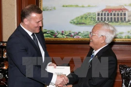 El presidente del Comité Popular de Ciudad Ho Chi Minh, Le Hoang Quan, recibió al embajador estonio en Vietnam, Toomas Lukk (Fuente:VNA)