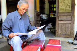 El investigador Ho Tan Phan y la reproducción del Registro Auténtico de Gran Nam de la dinastía Nguyen (Fuente:Internet)