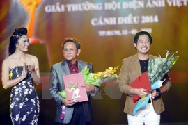 El premio mejor guión Nguyen Quy Dung y mejor director Nguyen Khoa Nam (Fuente: VNA) 