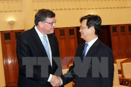 El primer ministro Nguyen Tan Dung y el ministro Mogens Jensen (Fuente: VNA)