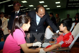 El viceprimer ministro Nguyen Xuan Phuc en la campaña de donación de sangre Domingo Rojo 2015 en Hanoi. (Fuente: VNA)