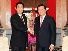 El presidente de Vietnam, Truong Tan Sang, y el canciller japonés, Fumio Kishida. (Fuente: VNA)
