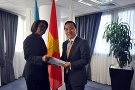 El embajador vietnamita en Roma, Nguyen Hoang Long y la directora ejecutiva del Programa Mundial de Alimentos (PMA) de las Naciones Unidas, Ertharin Cousin.