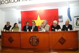 Un coloquio sobre el Presidente Ho Chi Minh en la sede de la Asociación Trabajadores del Estado de Argentina, en Buenos Aires. (Fuente: VNA)