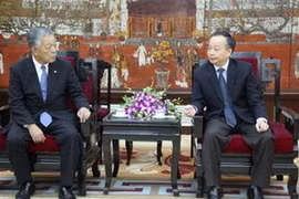 El vicepresidente del Comité Popular de Hanoi, Nguyen Van Suu, y el vicepresidente de la corporación japonesa de Toshiba, Toshiharu Wantanabe (Fuente:VNA)