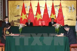 Nguyen Phu Trong y Xi Jinping presenciaron la firma de los términos de referencia del grupo de trabajo para la cooperación financiera y monetaria entre el Banco Estatal de Vietnam y el Banco del Pueblo Chino (Fuente: VNA)