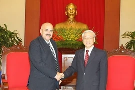 El secretario general del Partido Comunista de Vietnam, Nguyen Phu Trong, y el coordinador nacional de los Comités de Defensa de la Revolución cubana, Carlos Rafael Miranda Martínez. (Fuente: VNA)
