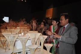 El embajador vietnamita en Italia Nguyen Hoang Long presenta a los amigos extranjeros distintos modelo de domicilios en el país indochino (Fuente: VNA)