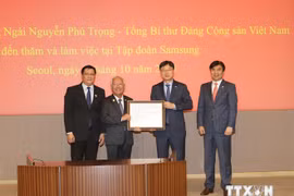 La ceremonia de entrega de licencia de inversión al proyecto de construcción de la fábrica de electrodomésticos Samsung en Ciudad Ho Chi Minh (Fuente :VNA)
