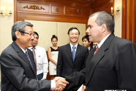 El vicepresidente del Comité Popular municipal, Hua Ngoc Thuan, y elpresidente de la Prensa Latina (PL), Luis Enrique González (Fuente:VNA)