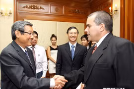 El vicepresidente del Comité Popular municipal, Hua Ngoc Thuan, y elpresidente de la Prensa Latina (PL), Luis Enrique González (Fuente:VNA)