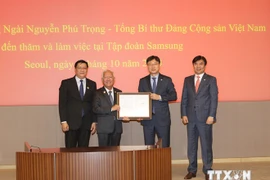 La ceremonia de entrega de licencia de inversión al proyecto de construcción de la fábrica de electrodomésticos Samsung en Ciudad Ho Chi Minh (Fuente :VNA)