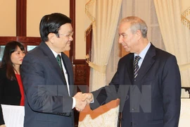El presidente Truong Tan Sang recibió al saliente embajador argelino, Cherif Chikhi (Fuente: VNA)