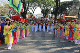 Los participantes rinden tributo a los líderes del ejército campesino de Tay Son (Fuente:VNA)