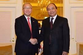 El viceprimer ministro vietnamita Nguyen Xuan Phuc y su homólogo sudcoreano Hyun Oh-Seok. (Fuente: VNA)