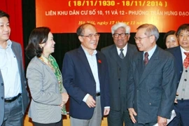 El presidente de la Asamblea Nacional de Vietnam, Nguyen Sinh Hung, con los delegados del distrito de Hoan Kiem en la efeméride (Fuente:Internet)