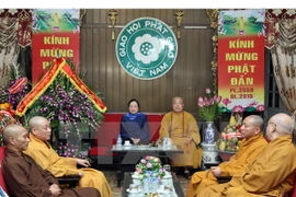 Jefa del Departamento de Movilización de Masas del Partido Comunista de Vietnam, Ha Thi Khiet y representantes del Consejo Ejecutivo de la Sangha Budista del país (Fuente: VNA)