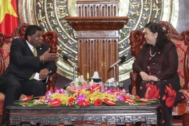 La vicepresidenta de la Asamblea Nacional de Vietnam Tong Thi Phong recibió en Hanoi al secretario general de la Unión Interparlamentaria, Martin Chungong. (Fuente: VNA)