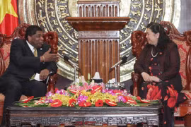 La vicepresidenta de la Asamblea Nacional de Vietnam Tong Thi Phong recibió en Hanoi al secretario general de la Unión Interparlamentaria, Martin Chungong. (Fuente: VNA)