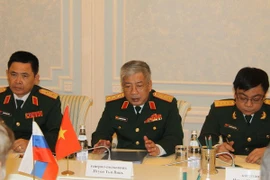 El viceministro vietnamita de Defensa Nguyen Chi Vinh (en medio) (Fuente: VNA)