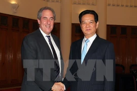 El embajador Michael Froman, representante comercial de Estados Unidos, y el primer ministro Nguyen Tan Dung (Fuente: VNA)