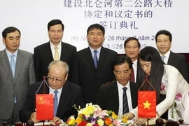 Los ministerios de Transporte de Vietnam y de China firmaron un acuerdo sobre la construcción del puente Bac Luan 2, (Fuente: VNA)