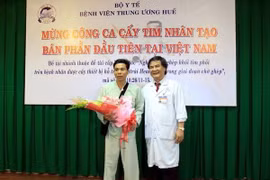 El director del Hospital Central de Hue, Bui Duc Phu, regaló flores al paciente Hoang Quoc Bien. (Fuente: VNA)