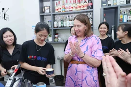 Presidenta del Senado australiano visita centro humanitario KOTO en Vietnam. (Fuetne: VNA)