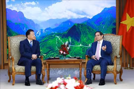 El primer ministro Pham Minh Chinh recibe a Shindo Yoshitaka, ministro de Estado de Política Económica y Fiscal de Japón. (Fuente: VNA)