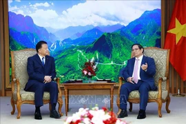 El primer ministro Pham Minh Chinh recibe a Shindo Yoshitaka, ministro de Estado de Política Económica y Fiscal de Japón. (Fuente: VNA)
