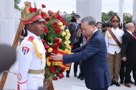 El secretario general del Partido Comunista y presidente de Vietnam, To Lam, deposita flores ante el Monumento al José Martí. (Fuente: VNA)