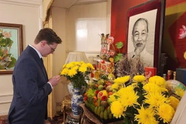 Kyril Whittaker, investigador sobre historia y política vietnamita y miembro del Partido Comunista de Gran Bretaña, rinde tributo al Presidente Ho Chi Minh. (Fuente: VNA)
