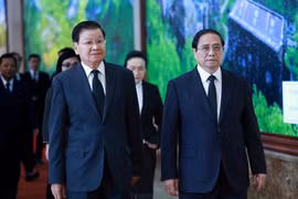 El primer ministro vietnamita, Pham Minh Chinh, recibie al secretario general del Partido Popular Revolucionario (PPRL) y presidente de Laos, Thongloun Sisoulith. (Fuente: VNA)