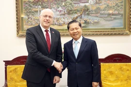 El viceministro vietnamita de Trabajo, Inválidos de Guerra y Asuntos Sociales Le Tan Dung y el embajador de Finlandia en Vietnam, Keijo Norvanto (Fuente: molisa.gov.vn)