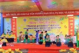 Niños presentan los cantos folclóricos Vi y Giam en la escuela. (Fuente: VNA)