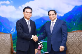 El primer ministro Pham Minh Chinh y el ministro de Planificación e Inversiones de Laos y presidente del Comité de Cooperación Laos-Vietnam, Phet Phomphiphak. (Fuente: VNA)