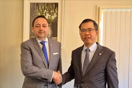 El embajador vietnamita en Australia, Pham Hung Tam, con su homólogo de Ecuador, Arturo Cabrera Hidalgo. (Fuente: VNA)
