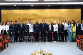 El presidente del Comité Popular de la ciudad centrovietnamita de Da Nang, Le Trung Chinh, recibe a una delegación del Tribunal Popular de la región central de Laos. (Fuente:VNA)