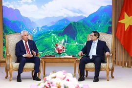 El primer ministro de Vietnam, Pham Minh Chinh, recibe al ministro de Estado para los Asuntos Exteriores de Qatar, Soltan bin Saad Al-Muraikhi. (Fuente: VNA)