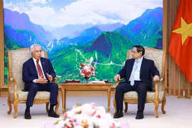 El primer ministro de Vietnam, Pham Minh Chinh, recibe al ministro de Estado para los Asuntos Exteriores de Qatar, Soltan bin Saad Al-Muraikhi. (Fuente: VNA)