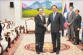 El primer ministro de Laos, Sonexay Siphandone, recibe al ministro de Ciencia y Tecnología de Vietnam, Huynh Thanh Dat. (Fuente:VNA)