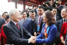 El secretario general del Partido Comunista de Vietnam, Nguyen Phu Trong, y vietnamitas que residen en el extranjero. (Fuente: VNA)