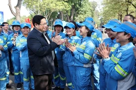 El Primer Ministro Pham Minh Chinh visita los trabajadores de saneamiento ambiental urbano en Hanoi en ocasión del Tet (Fuente:VNA)