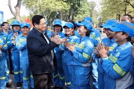El Primer Ministro Pham Minh Chinh visita los trabajadores de saneamiento ambiental urbano en Hanoi en ocasión del Tet (Fuente:VNA)